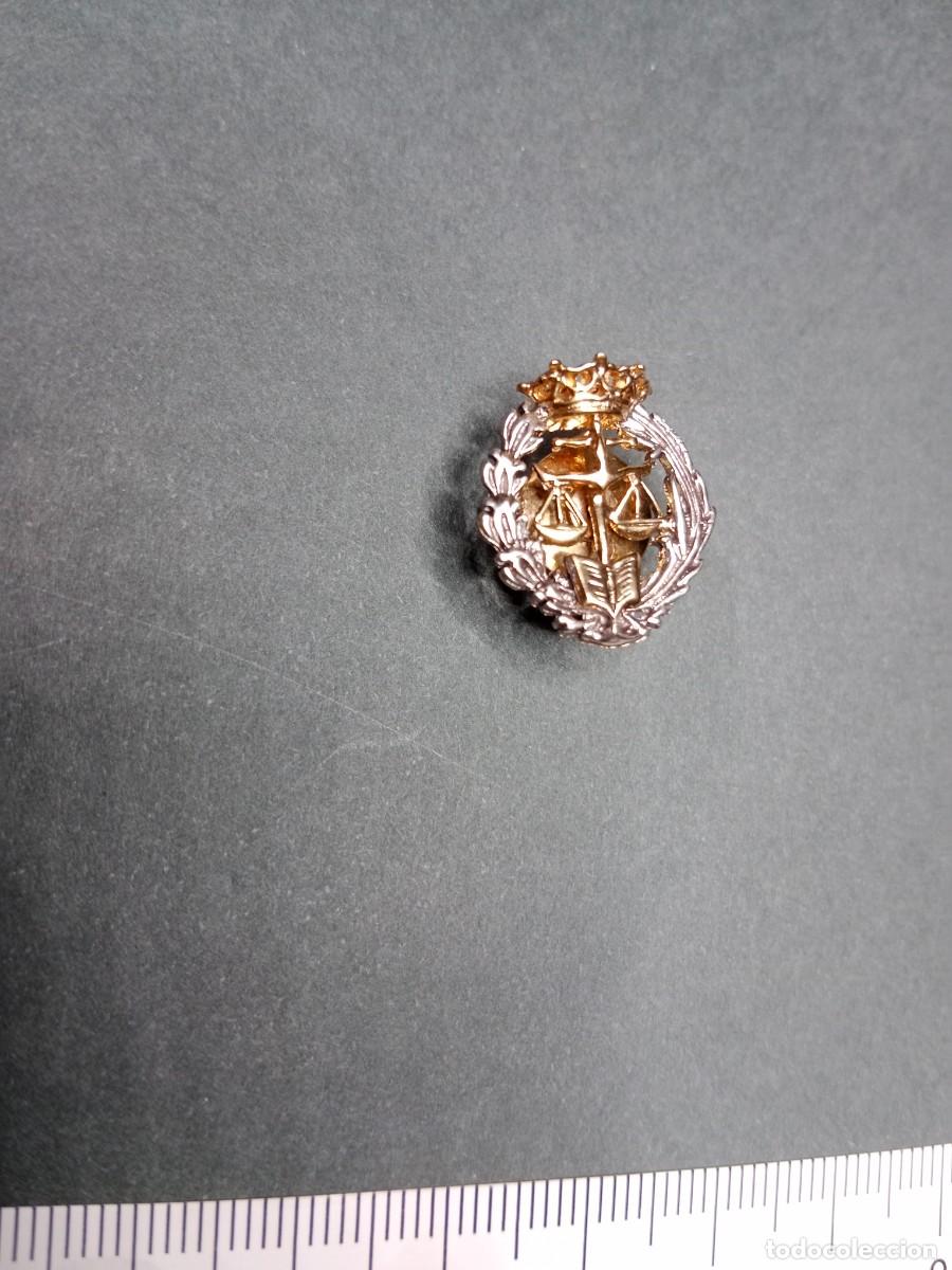 Joyeria: PRECIOSA INSIGNIA DE JOYERIA EN PLATA Y ORO 14 K - BITONAL - LICENCIADO EN DERECHO / ABOGADO