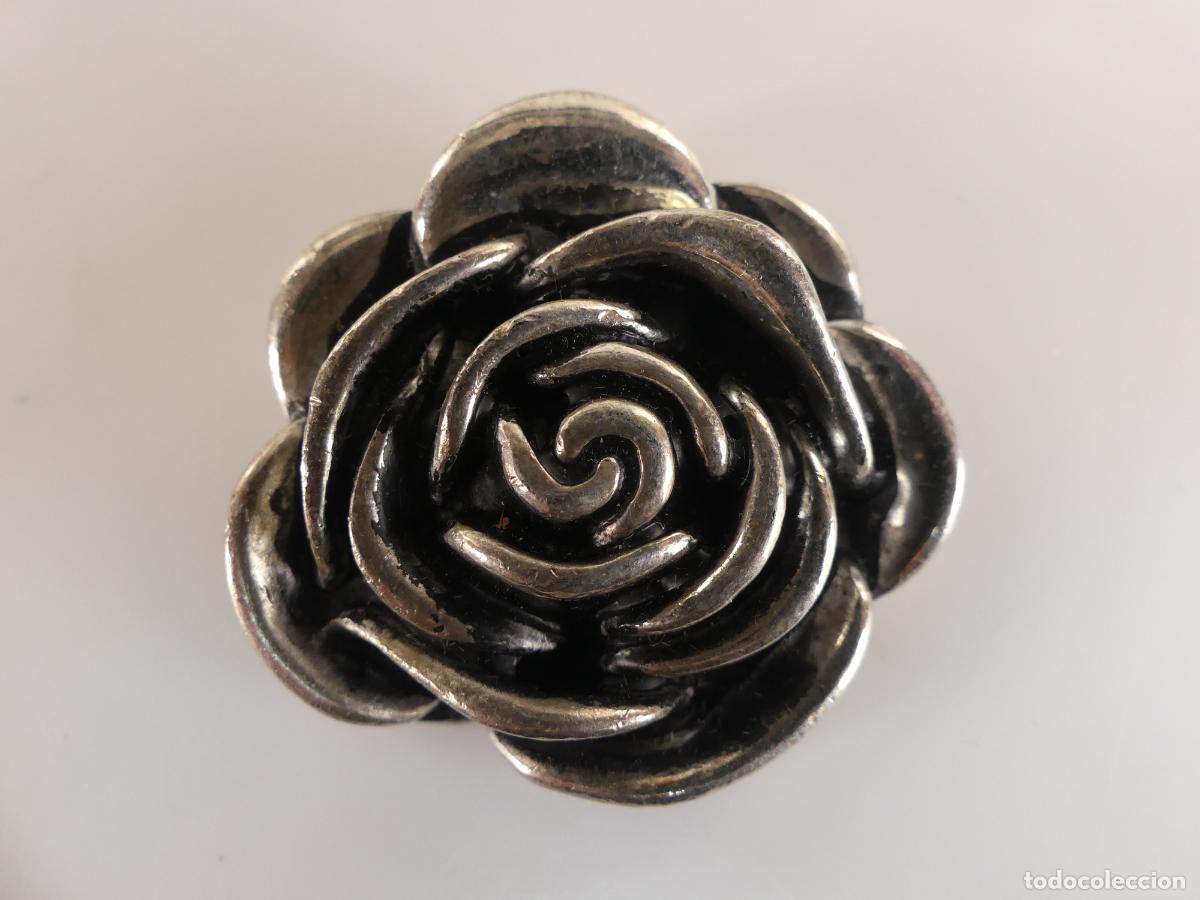 Jewelry: Colgante en forma de rosa Plateado