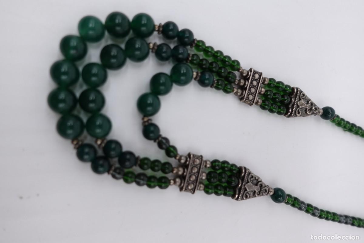 Joaillerie: COLLAR &Eacute;TNICO TRES VUELTAS CUENTAS VERDES Y TERMINALES MET&Aacute;LICOS VINTAGE