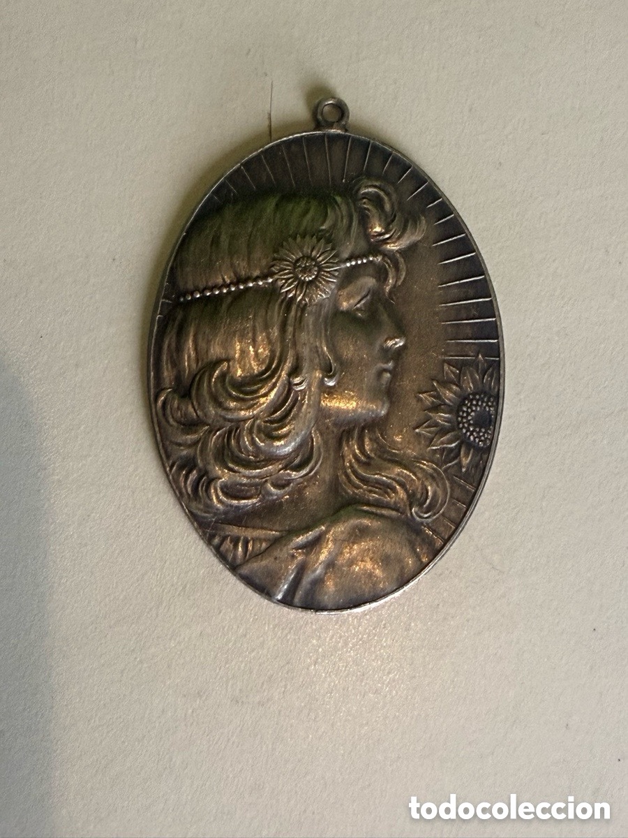 Joaillerie: Gran Colgante Modernista Art Nouveau Dama con Girasoles Relieve 5 cm