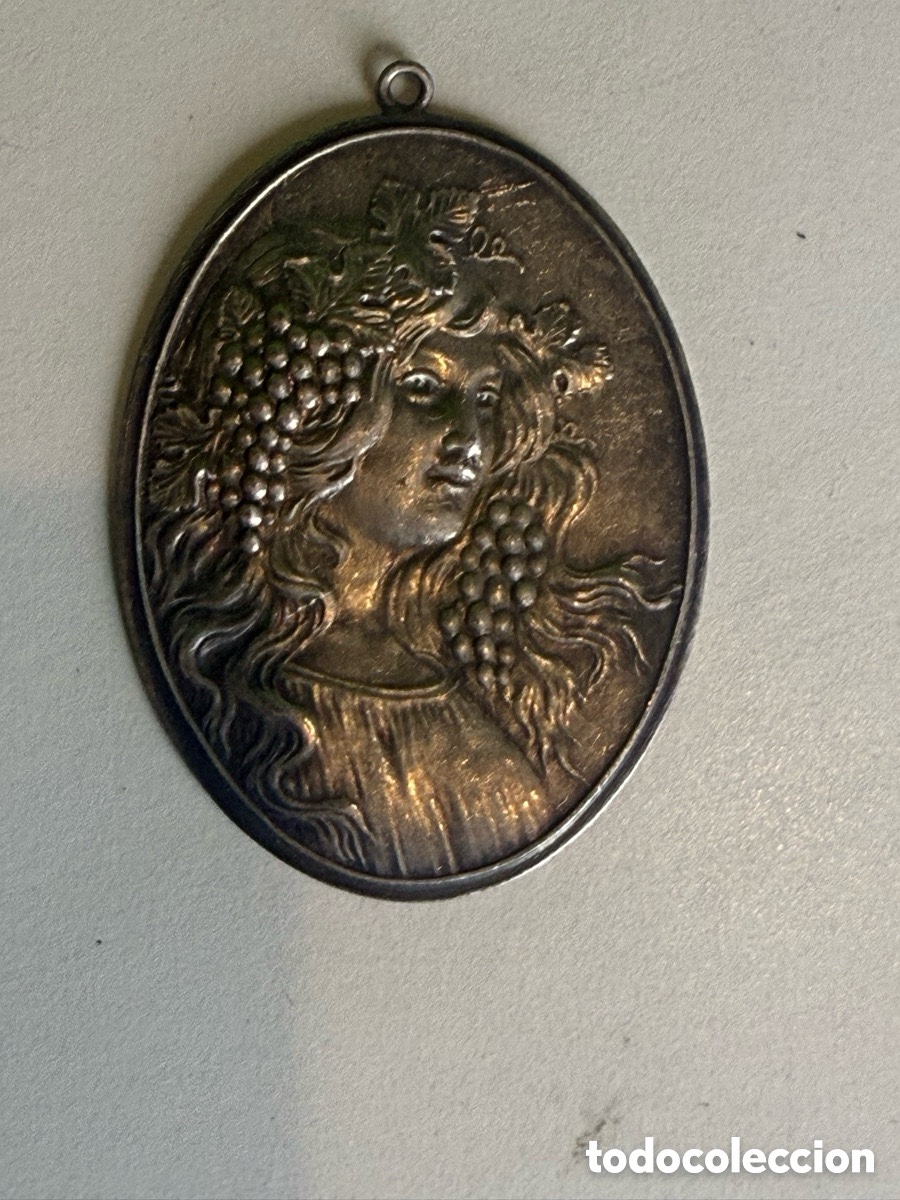 Joaillerie: Gran Colgante Modernista Art Nouveau Mujer con Racimos de Uvas Relieve 5 cm