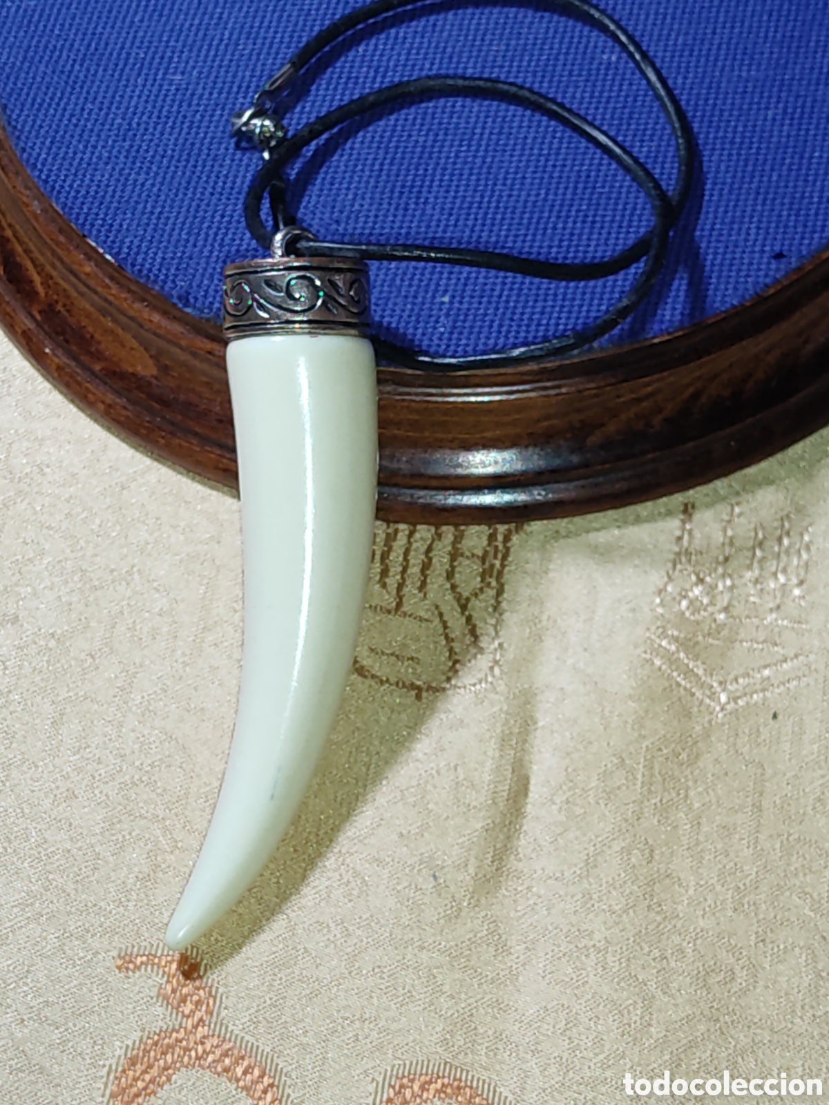 Joyeria: Colgante hermoso cuerno o colmillo de baquelita o pasta.Vintage.