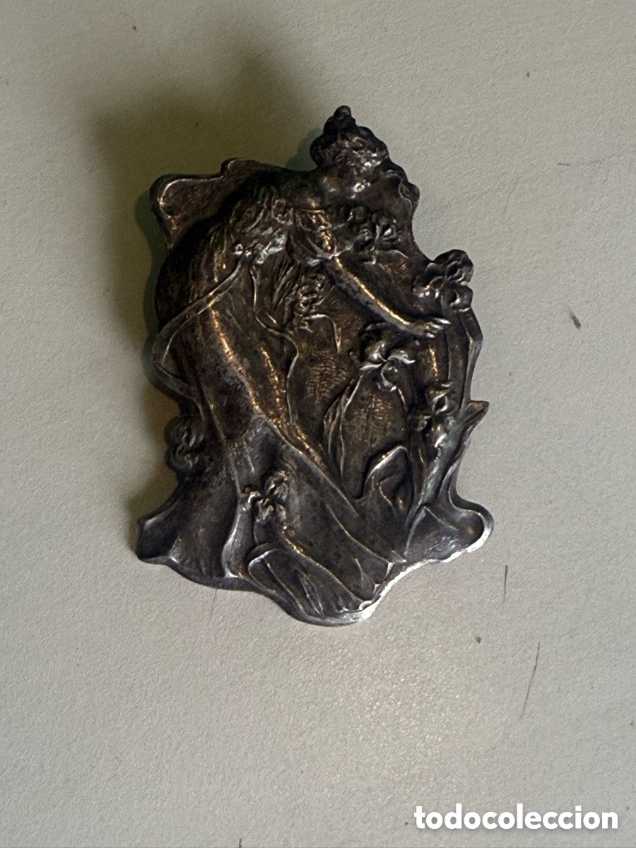 Gioielleria: Broche Modernista Art Nouveau Mujer con Lirios Relieve Plateado Vintage