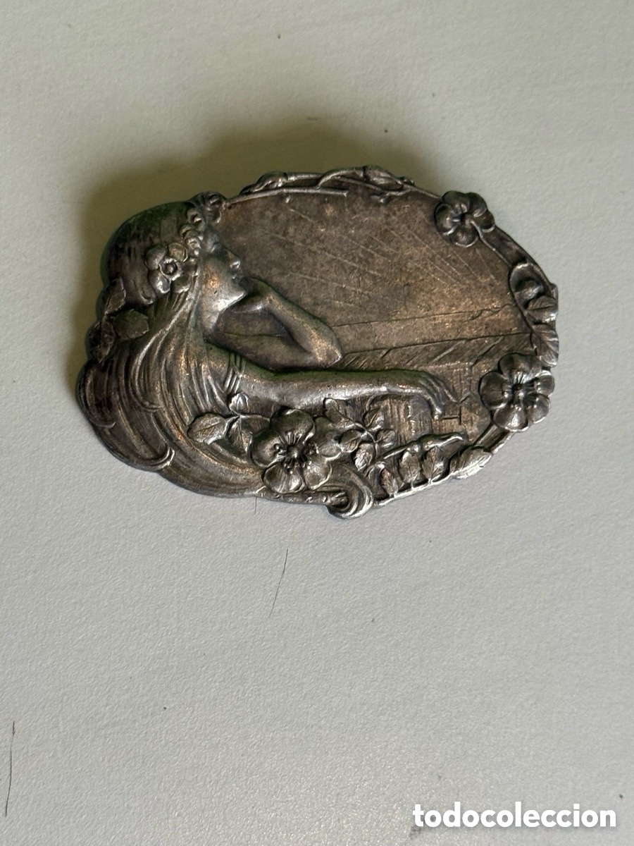 Gioielleria: Broche modernista Art Nouveau mujer con flores relieve metal plateado a&ntilde;os 1900-1920