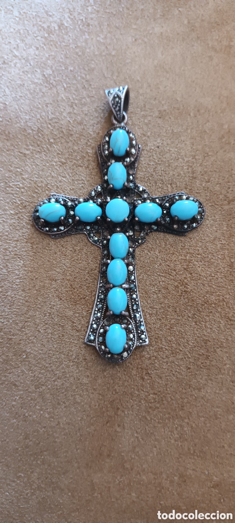 Joaillerie: Colgante de cruz con turquesas