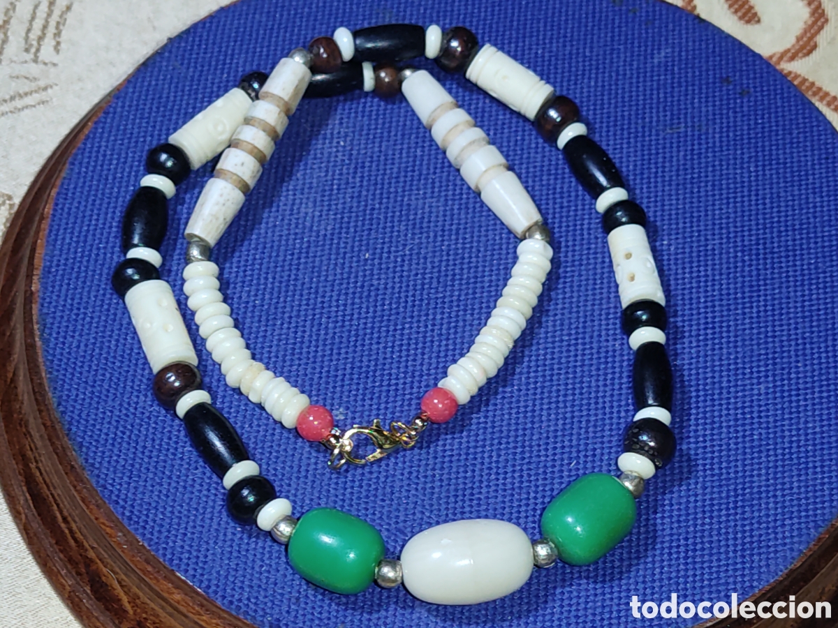 Joyeria: Collar de hueso tallado,madera y cuentas de baquelita o pasta.Vintage.