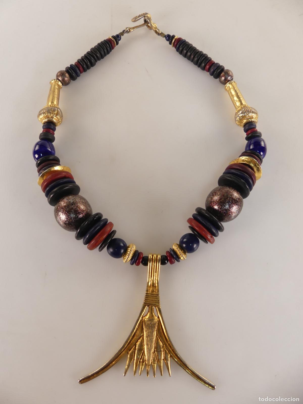 Joaillerie: Collar Estilo Africano de Metal Dorado y Cuentas