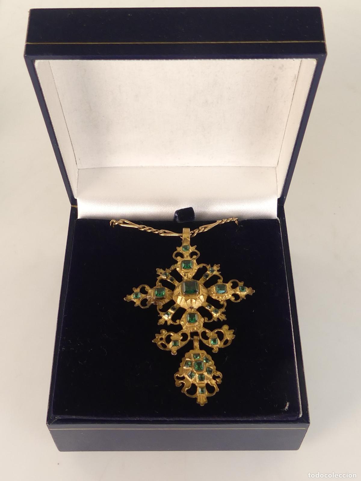 Jewelry: Collar Cruz de Metal Dorado y Adornos Verdes
