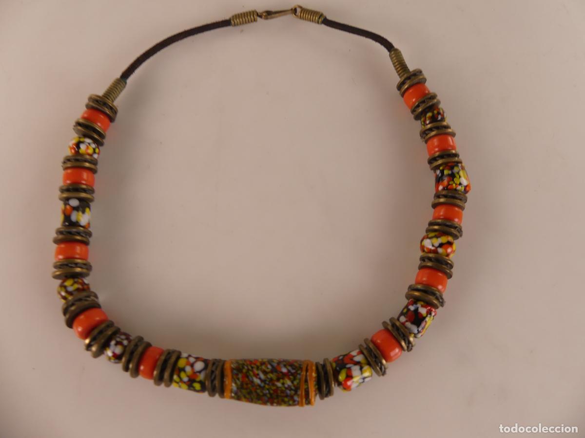Joaillerie: Collar con Cuantas y Adornos de Colores