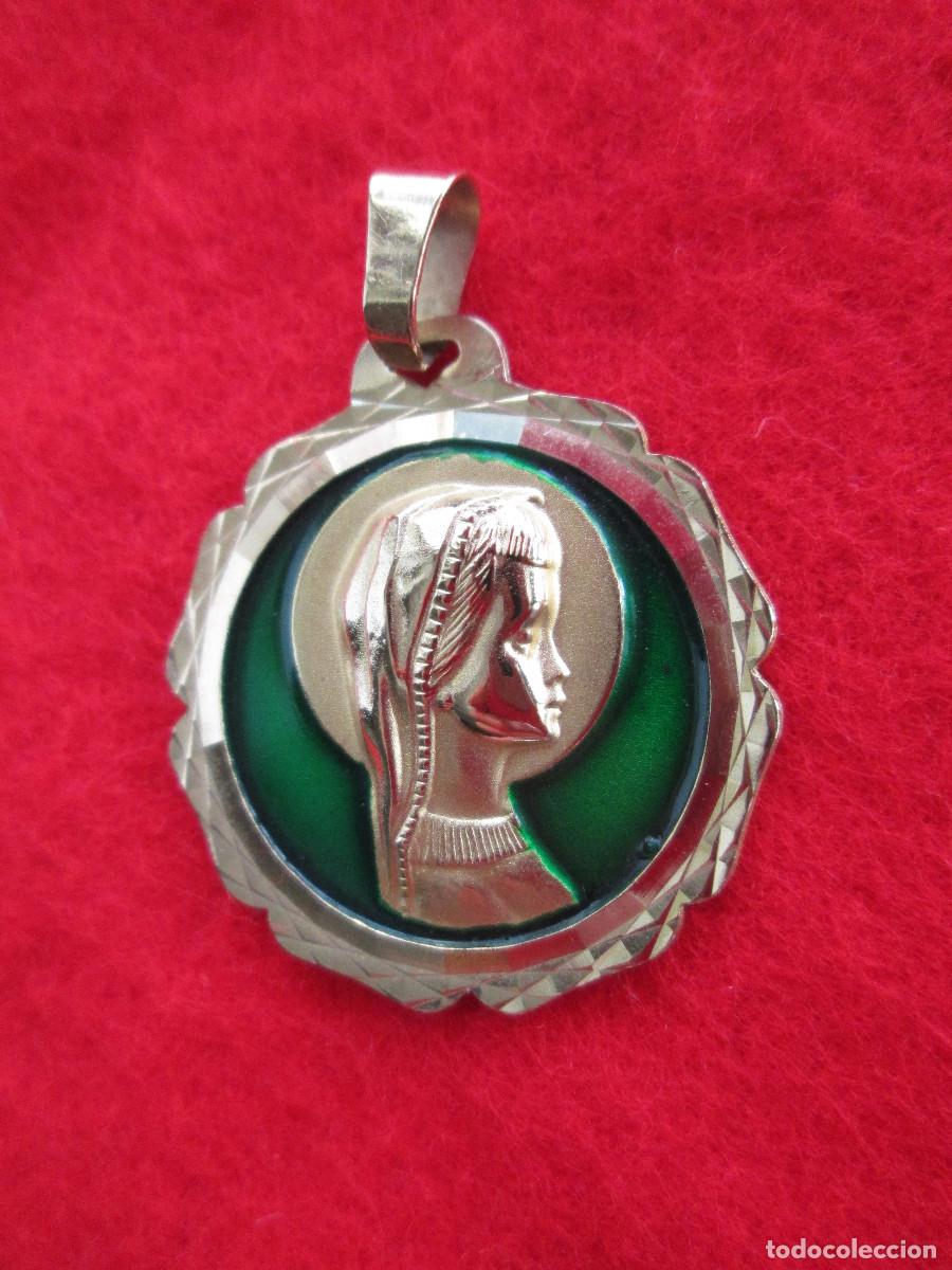 Joaillerie: COLGANTE DE PLATA CHAPADO EN ORO Y ESMALTADO EN VERDE - MEDALLA DE LA VIRGEN