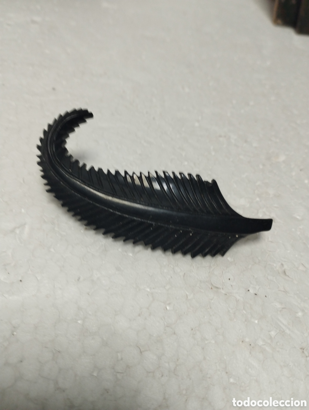 Joyeria: ANTIGUO BROCHE EN FORMA DE PLUMA, DE LOS LLAMADOS DE LUTO, MEDIDA 7,5 CM.