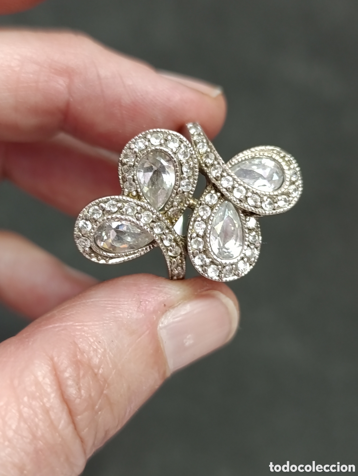 Joyeria: SORTIJA O ANILLO DE PLATA CON PRECIOSO DIBUJO ORGANICO CON CRISTALES CIRCONITAS TALLADOS..