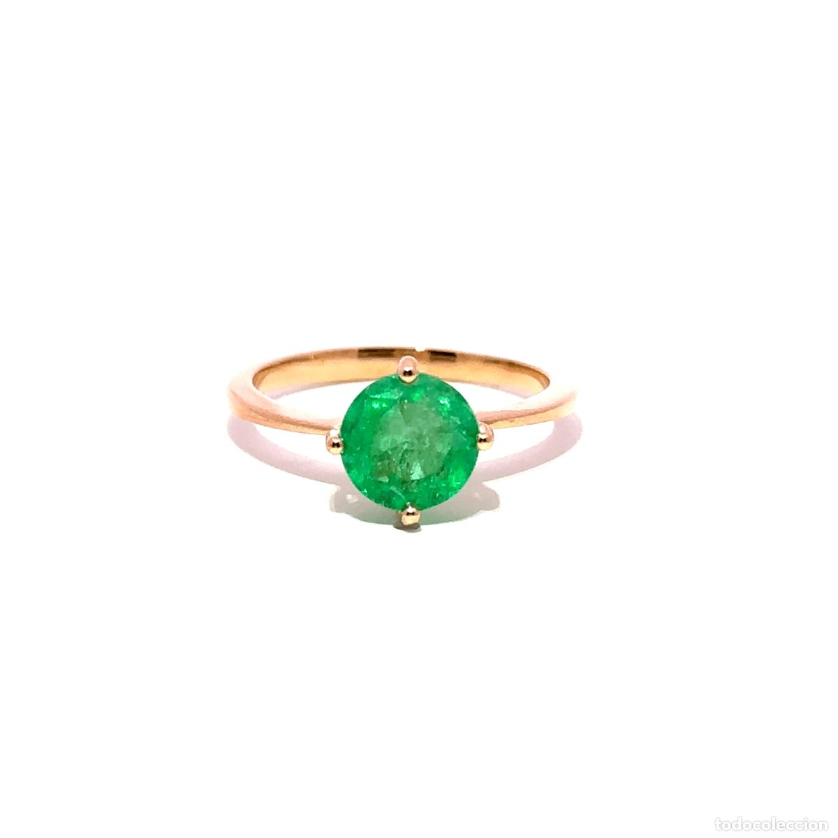 Joyeria: Anillo Solitario con Esmeralda Colombiana en Oro Amarillo