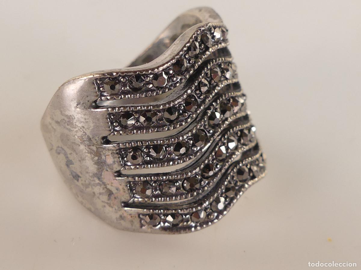 Jewelry: Anillo de Metal Plateado Olas
