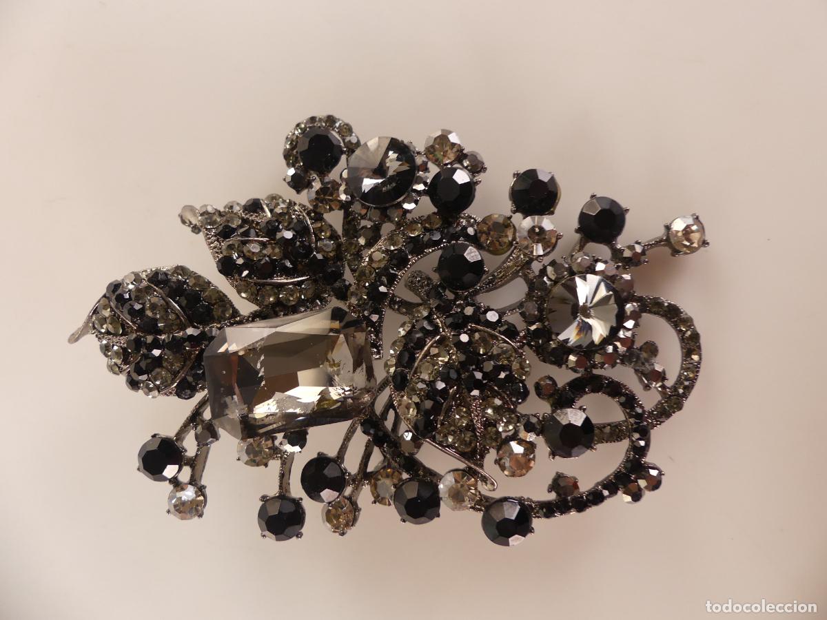 Jewelry: Broche en Forma Flor Metal Plateado