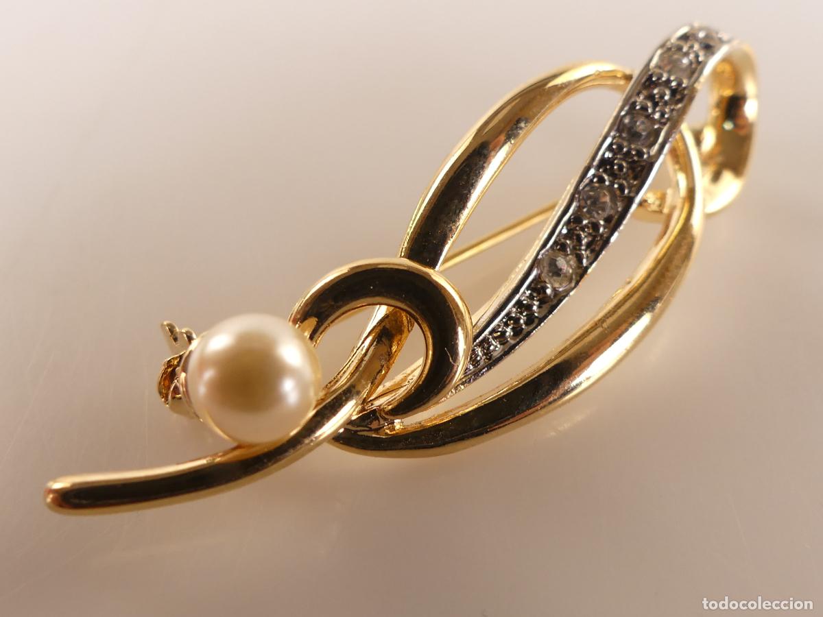 Jewelry: Broche Elegante Dorado y Perla