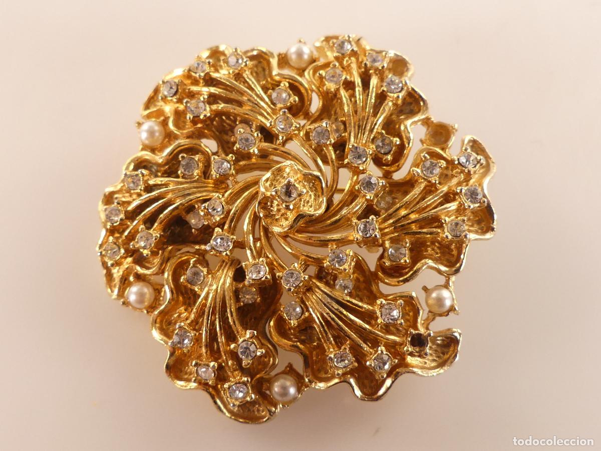 Jewelry: Broche Metal Dorado y Cristalitos Blancos