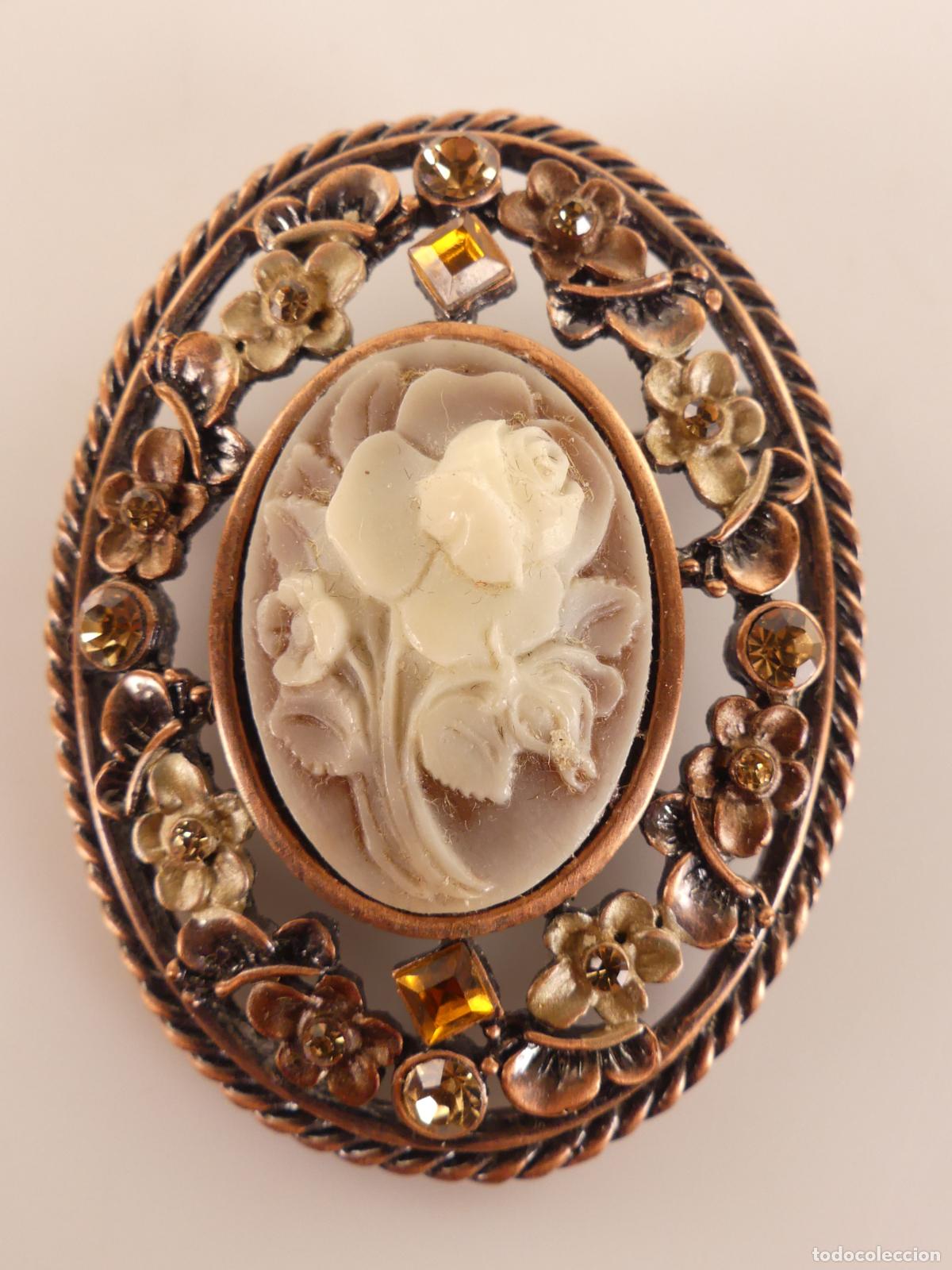 Jewelry: Broche en Forma Flor y Metal Patinado