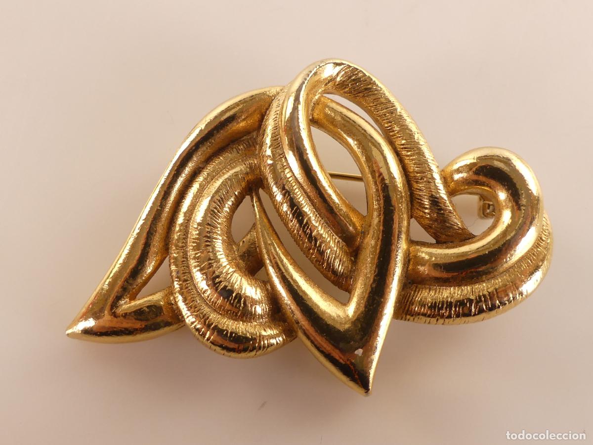 Jewelry: Broche Intesante Forma Metal Dorado