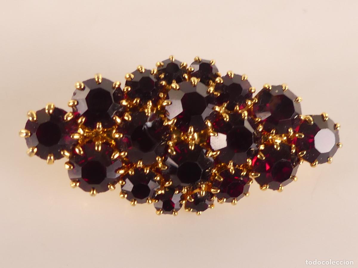 Jewelry: Broche Metal Dorado y Granate