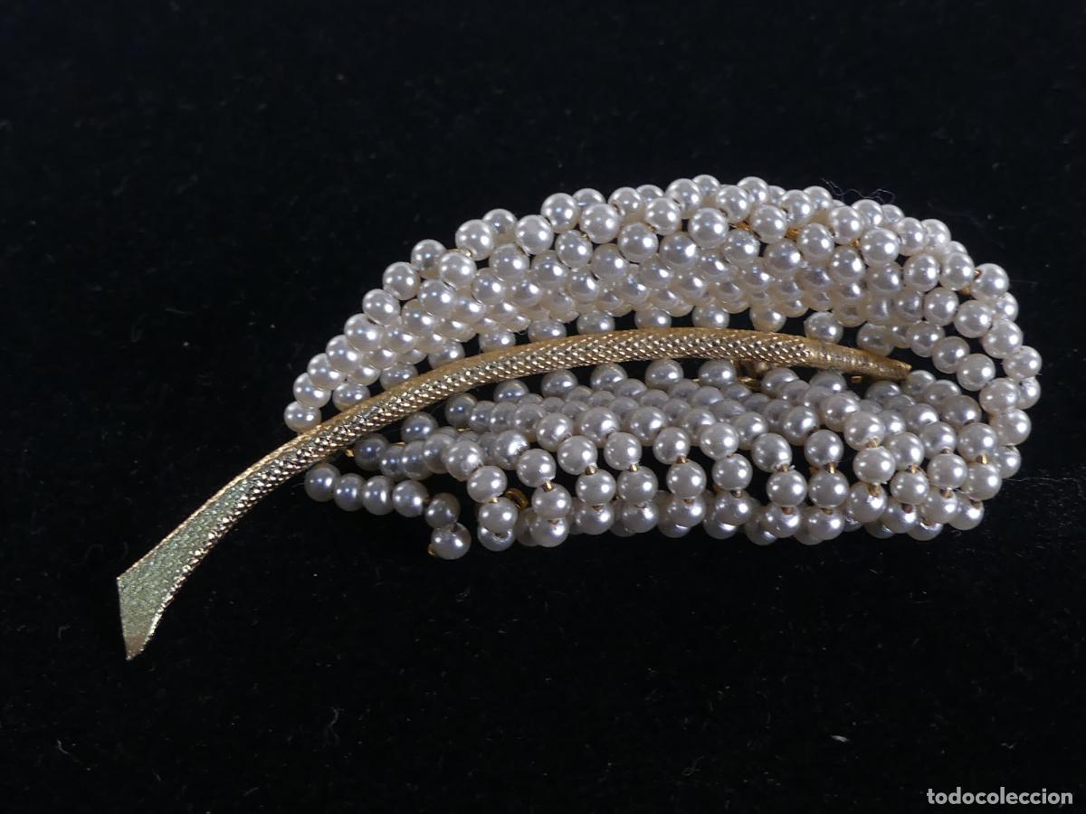 Jewelry: Broche Elegante Hoja de Cuentas y Metal Dorado