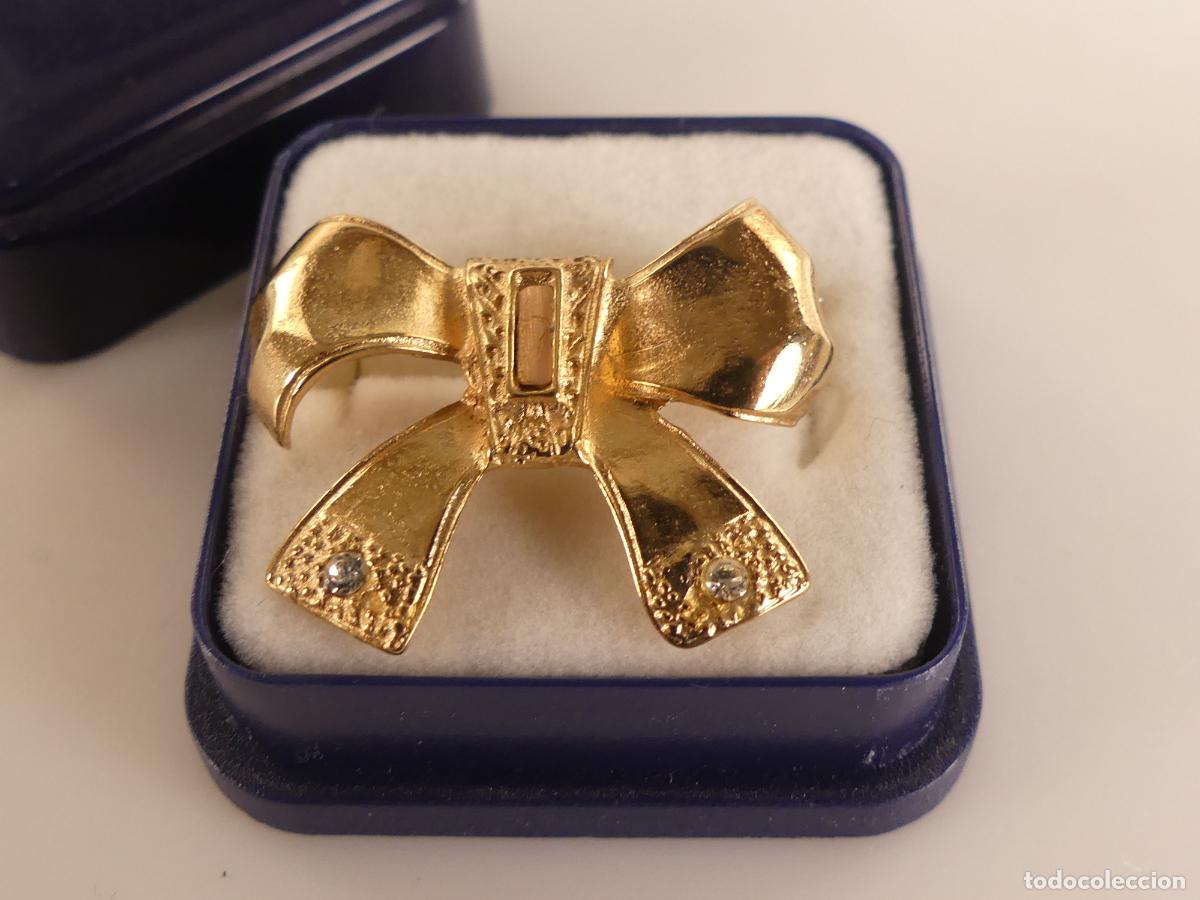 Jewelry: Broche Laso Metal Dorado en Caja
