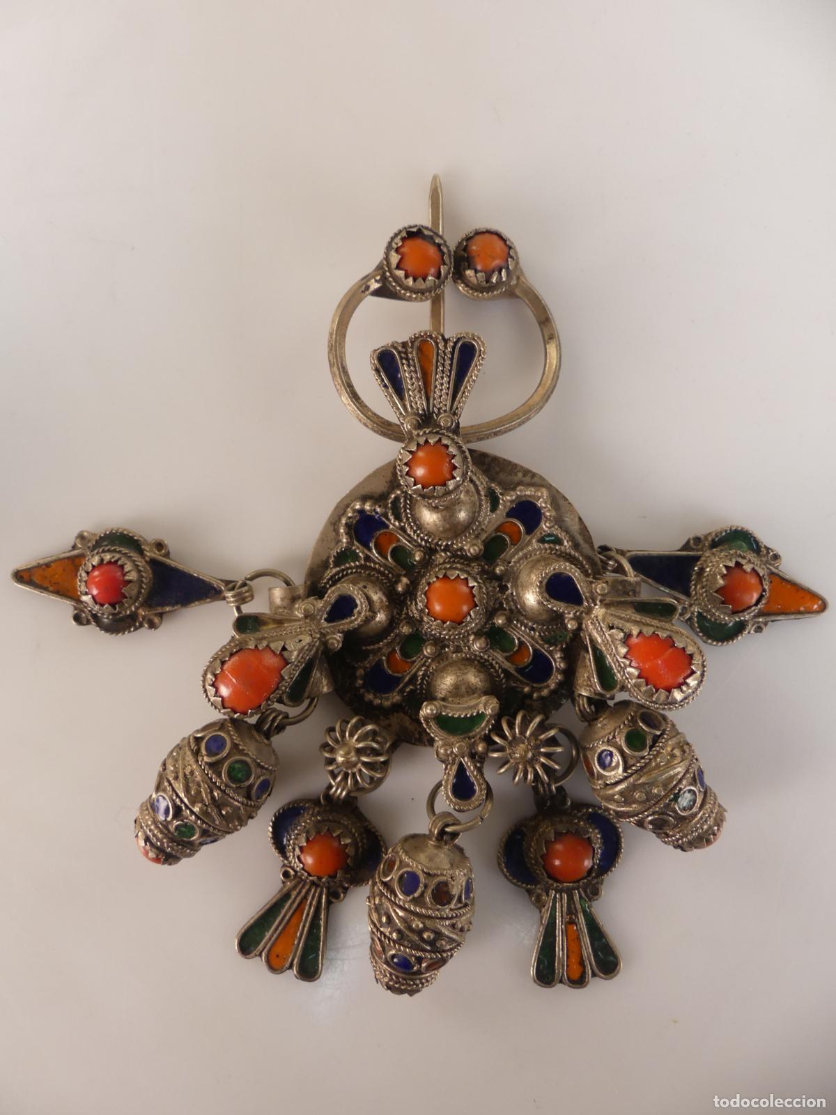 Jewelry: Broche Asia Metal Plateado y Cuentas Naranja