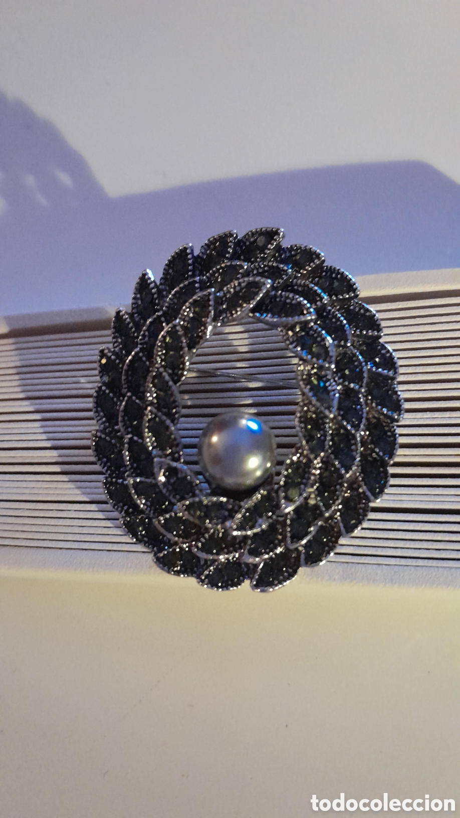 Joyeria: Broche con cristal y perla gris