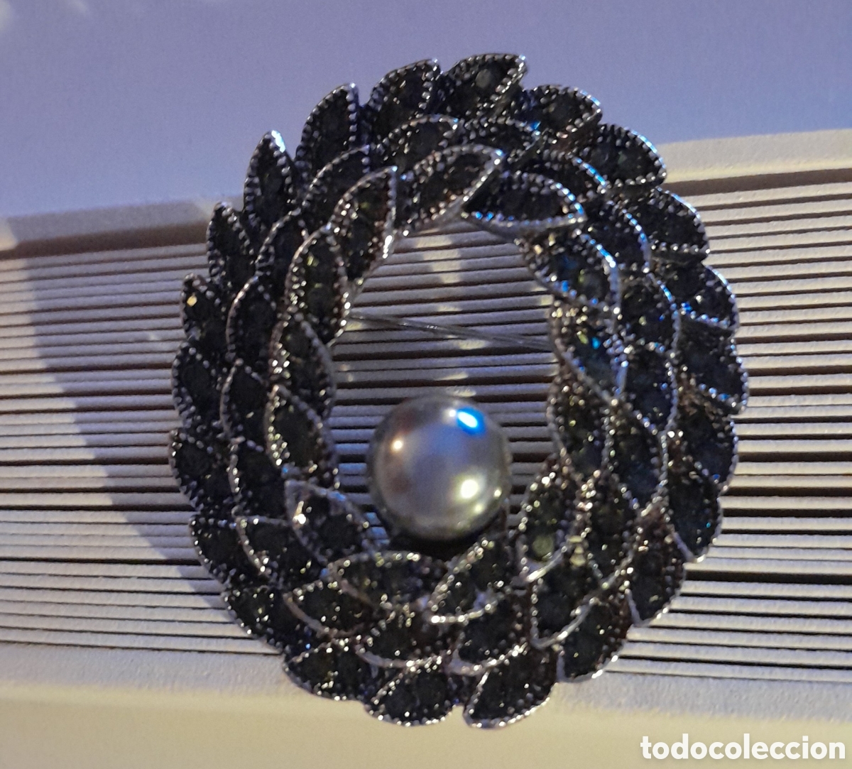 Joyeria: Broche con cristal y perla gris