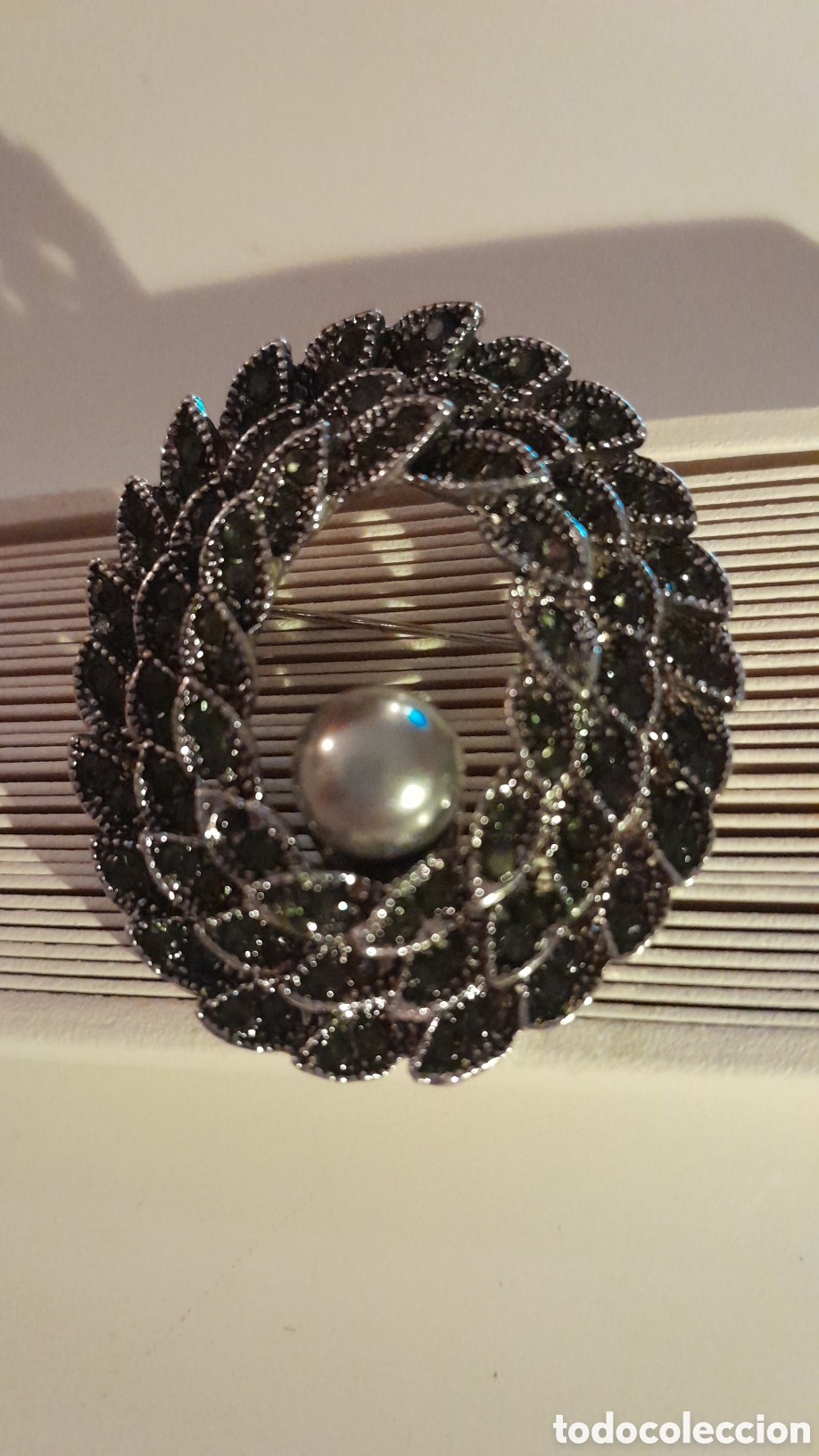 Joyeria: Broche con cristal y perla gris