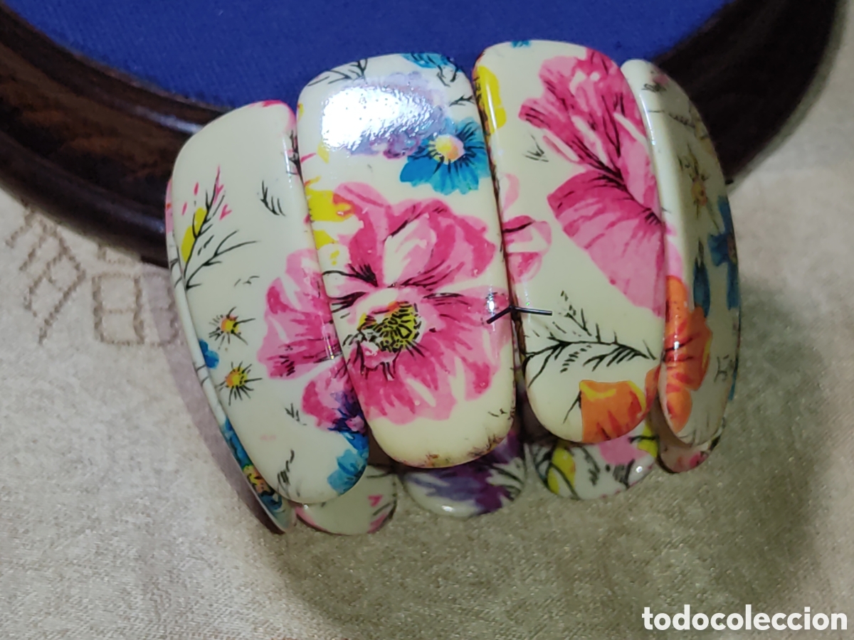 Joyeria: Brazalete & pulsera ancha de piezas de baquelita con flores.Vintage.