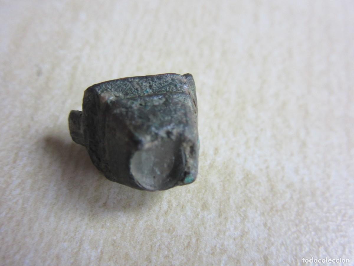 Joyeria: Parte central de anillo de bronce Probable SXVII Con piedra original - Foto 1