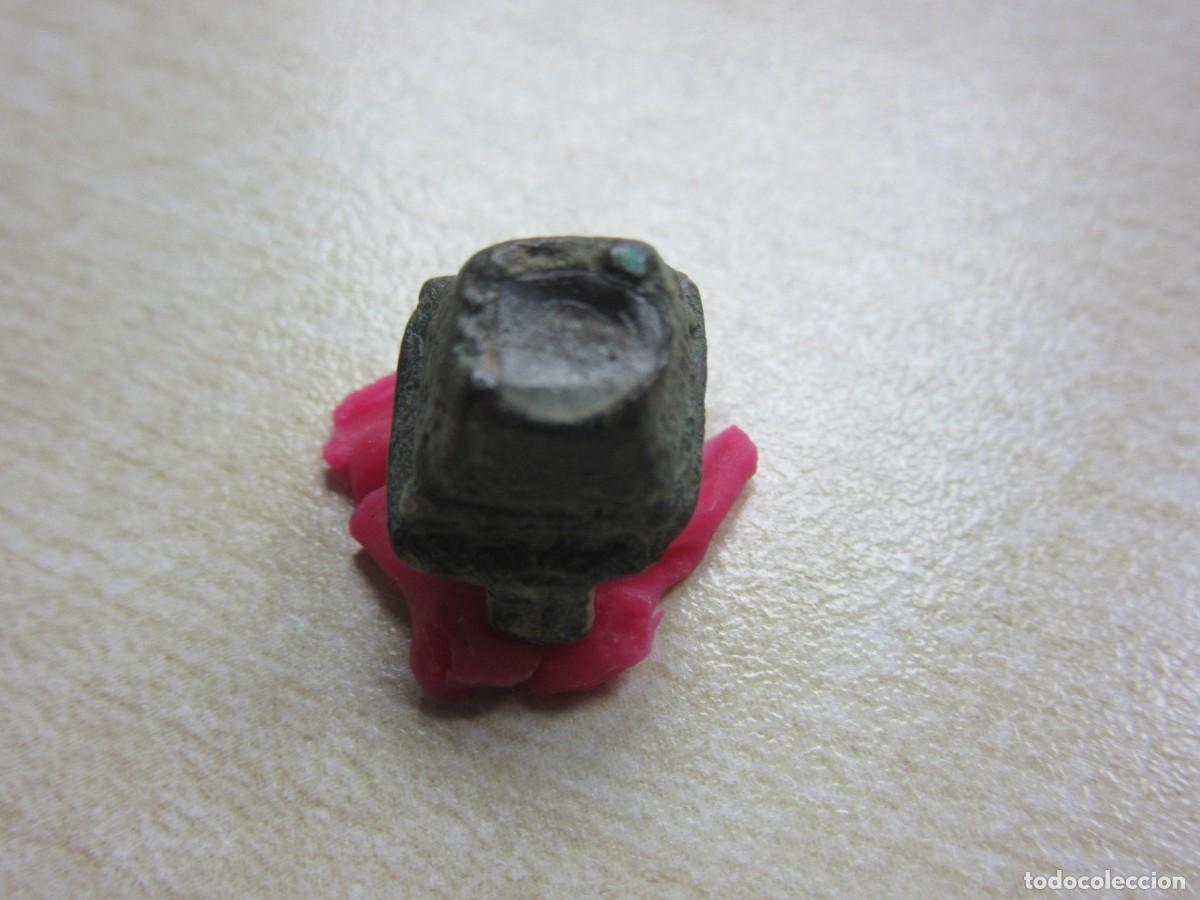Joyeria: Parte central de anillo de bronce Probable SXVII Con piedra original - Foto 2