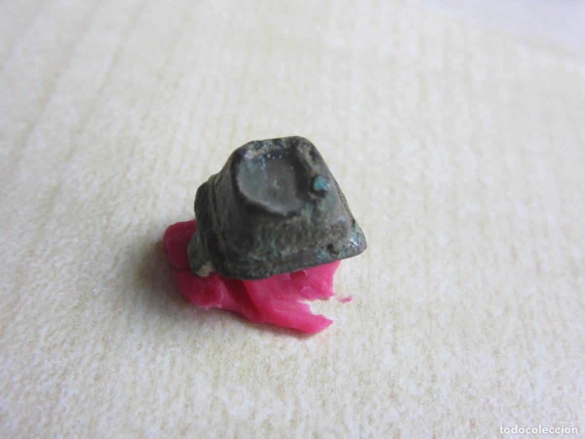 Joyeria: Parte central de anillo de bronce Probable SXVII Con piedra original - Foto 3