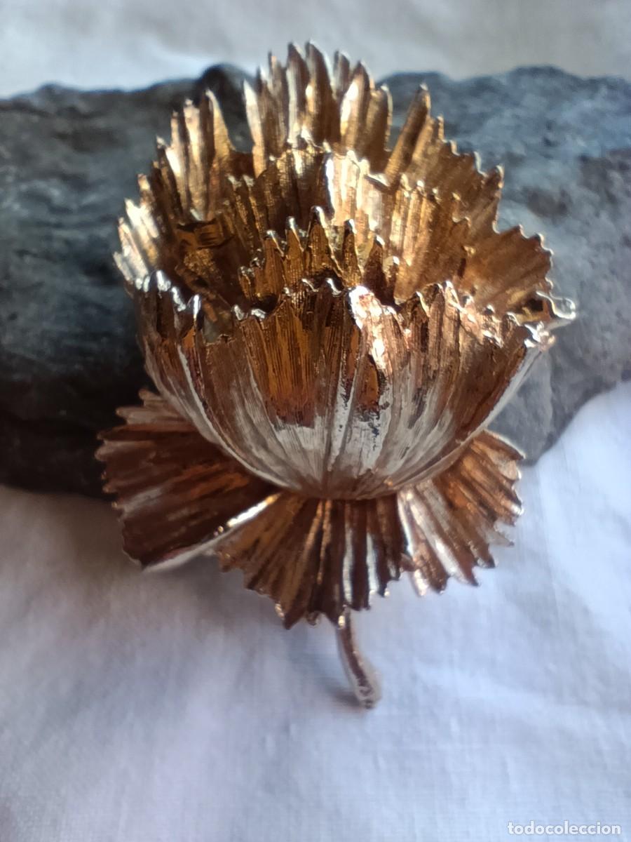 Joalharia: Gran Broche Vintage Tridimensional &rdquo;Flor de Clavel&rdquo; - Ba&ntilde;o Dorado Texturizado - A&ntilde;os 60/70
