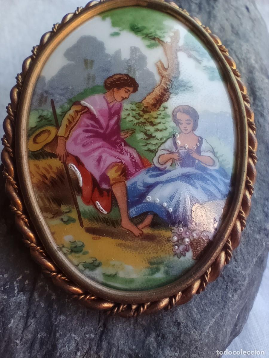 Joalharia: Broche Vintage de Porcelana de LIMOGES (Francia) - Escena Galante Rococ&oacute; - Marco Entorchado