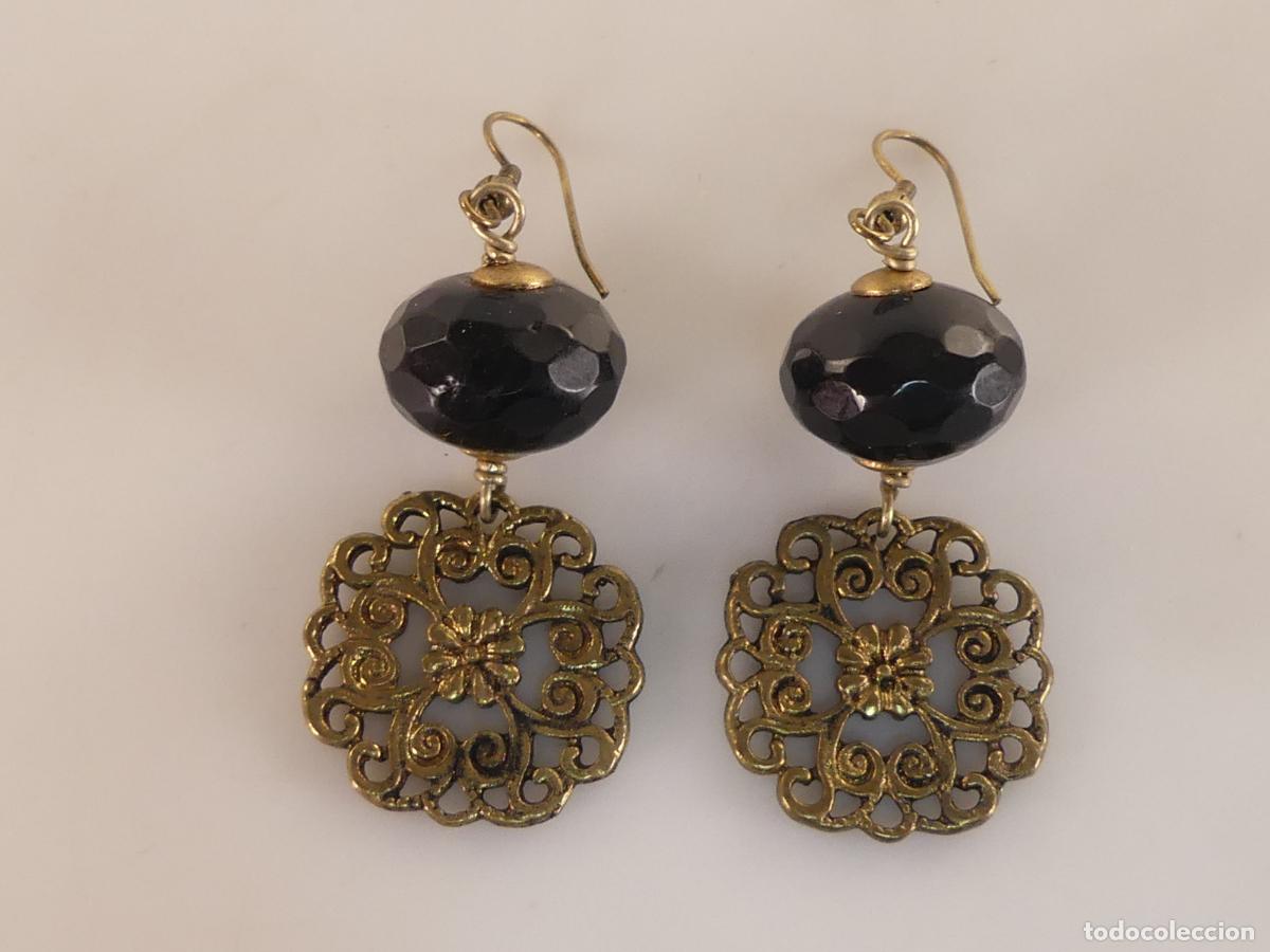 Schmuck: Pendientes Metal Dorado Flor y Adorno Negro