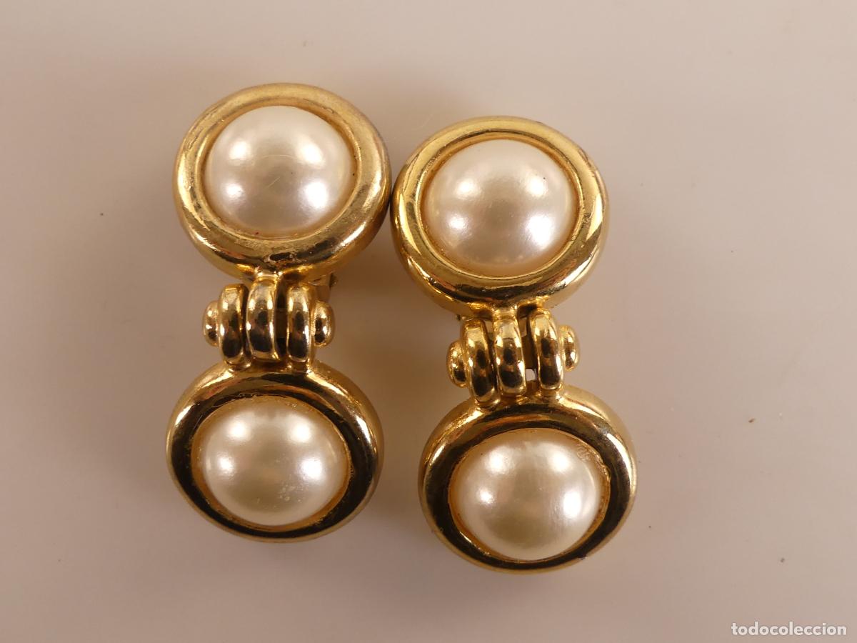 Schmuck: Pendientes Clasicos Perlas y Metal Dorado