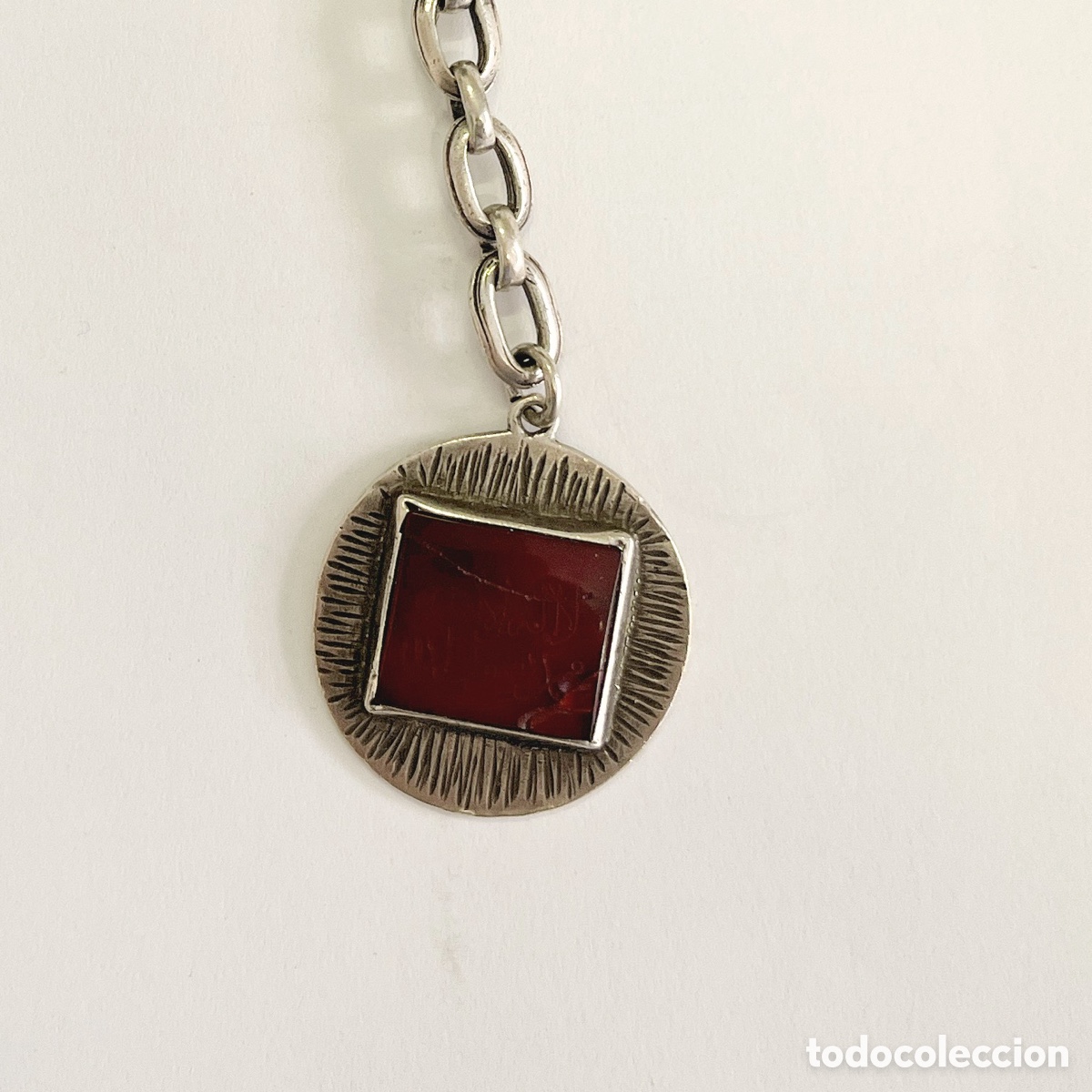 Joaillerie: Llavero en plata con &aacute;gata roja (partida) con inscripci&oacute;n en &aacute;rabe, hecho para Gaafar