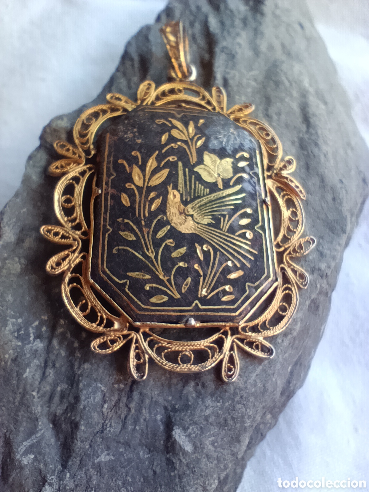 Joyeria: Antiguo Medall&oacute;n Colgante de Damasquinado de Toledo - Escena de Ave y Filigrana - Vintage A&ntilde;os 60/70
