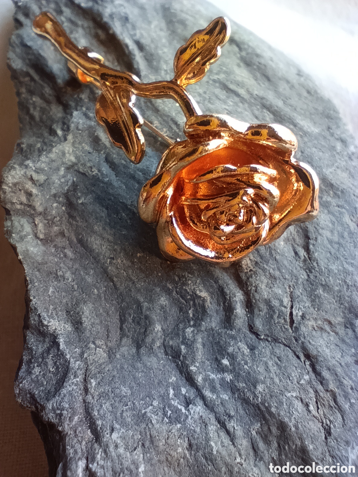 Joyeria: Broche Vintage Flor Rosa de Tallo Largo - Ba&ntilde;o de Oro / Dorado Reluciente - Cierre de Seguridad
