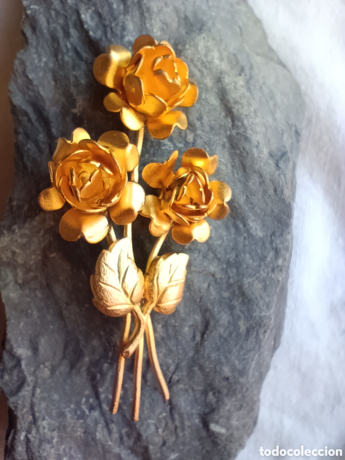 Joyeria: Broche Ramillete Vintage de 3 Rosas - Dorado Satinado / Mate Texturizado - A&ntilde;os 60/70