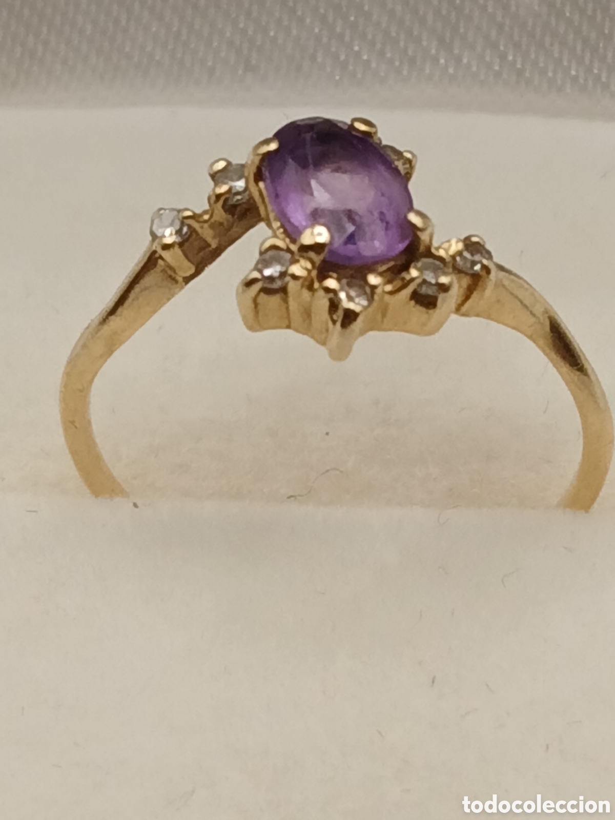 Joyeria: Anillo oro 14quilates zafiro morado y diamantes