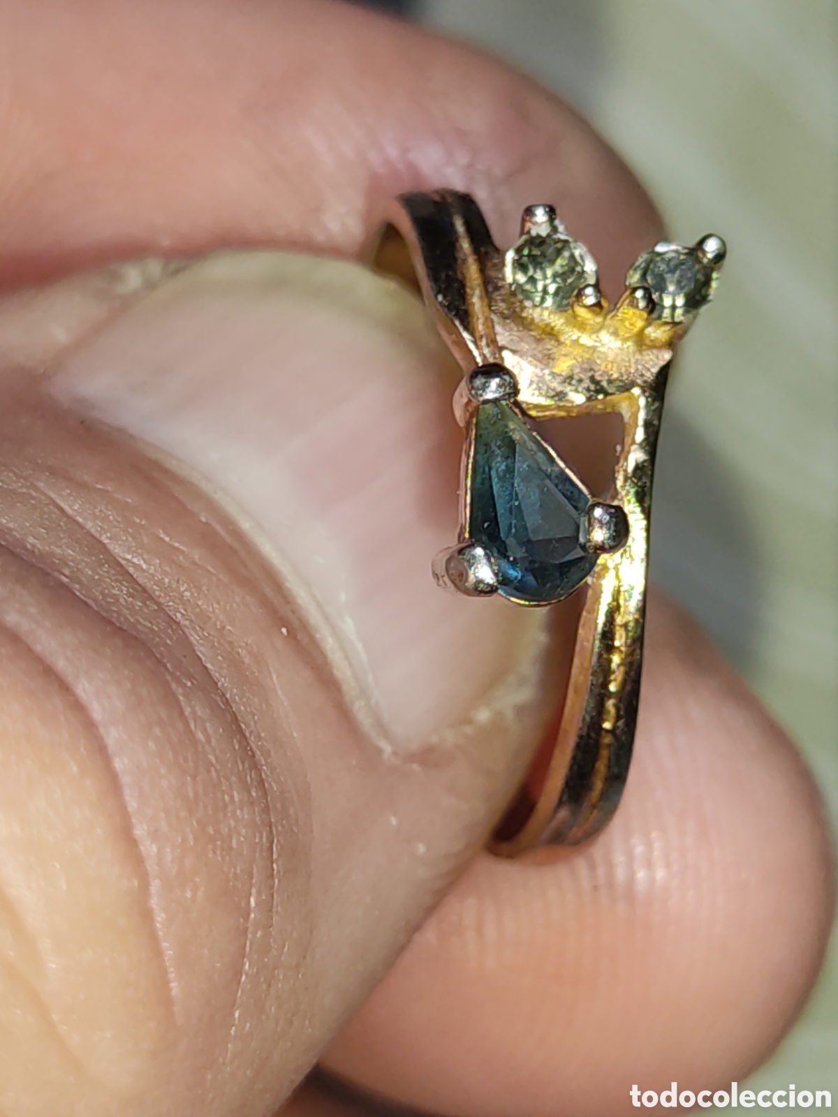 Jewelry: Anillo Art Deco con peque&ntilde;o Zafiro facetado,chapado en oro.