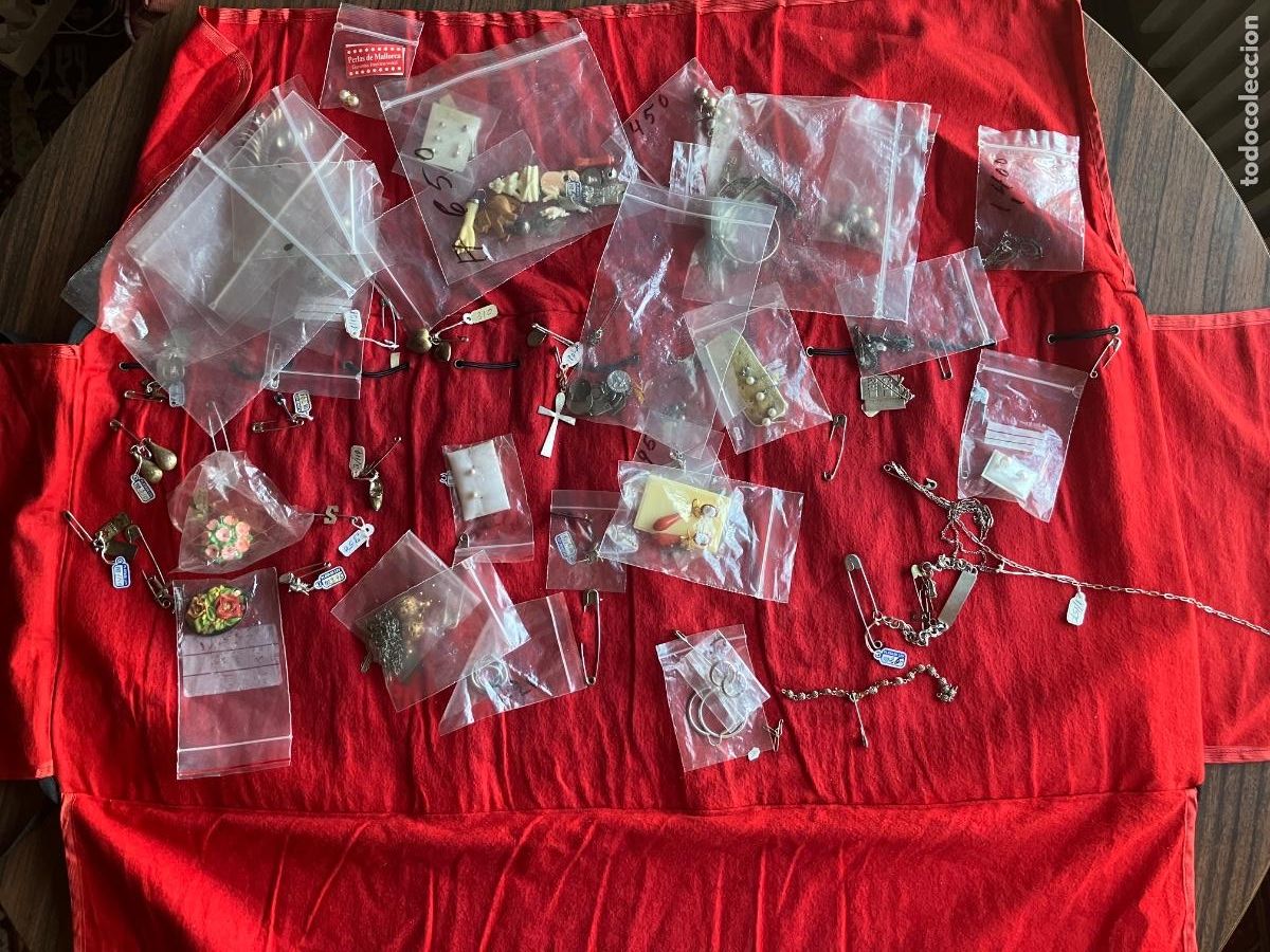 Joyeria: MANTA JOYER&Iacute;A CON 72 PIEZAS DIVERSAS LA MAYOR&Iacute;A EN PLATA. A&Ntilde;OS 70