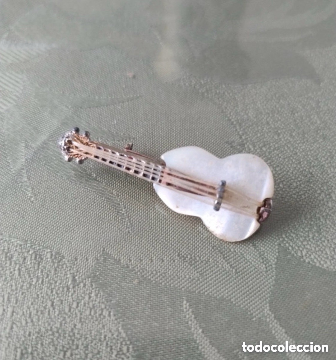 Schmuck: Antiguo broche guitarra en n&aacute;car (A5)