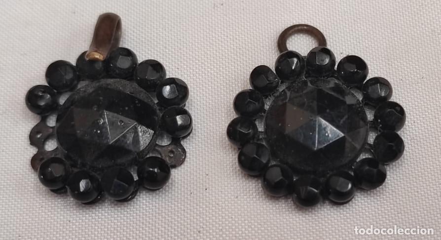 Schmuck: 2 COLGANTES O SIM. ANTIGUOS DE AZABACHE, SIGLO XIX