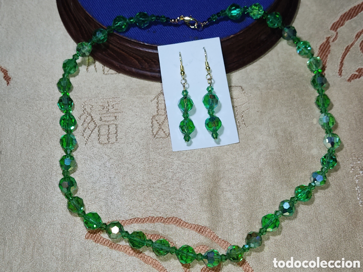 Joyeria: Collar de cristal verde facetado de destellos con pendientes a juego, cuentas de 10mm.Vintage.