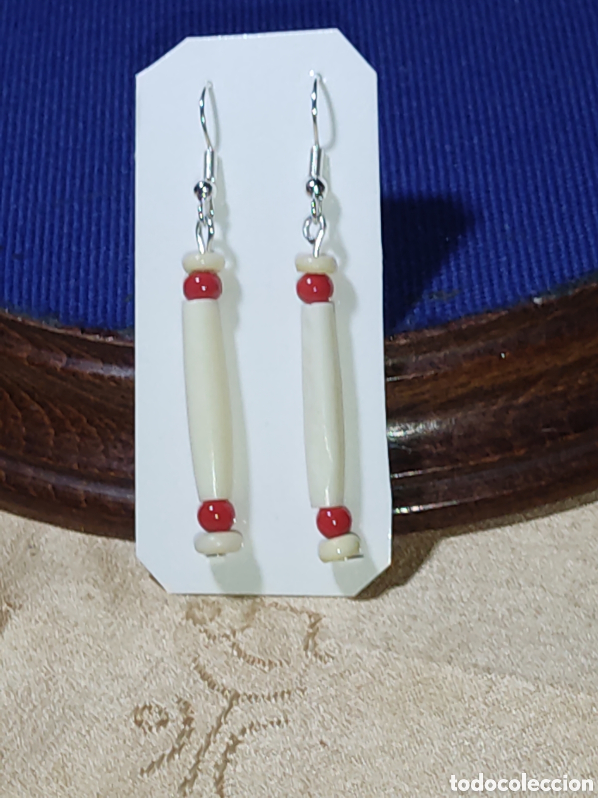 Joyeria: Pendientes de hueso y bolitas de coral o cristal.Vintage. *X*