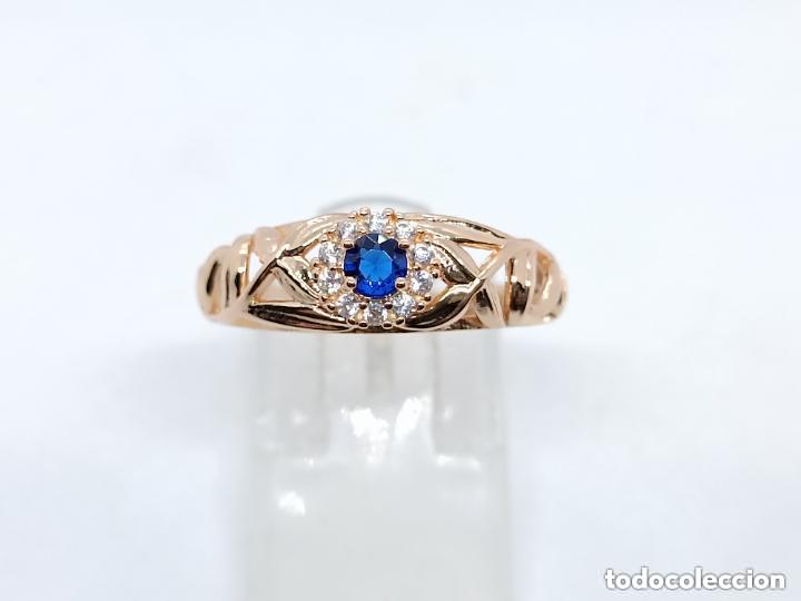 Joyeria: Elegante anillo de lujo en oro contrastado de dise&ntilde;o calado con zafiro
